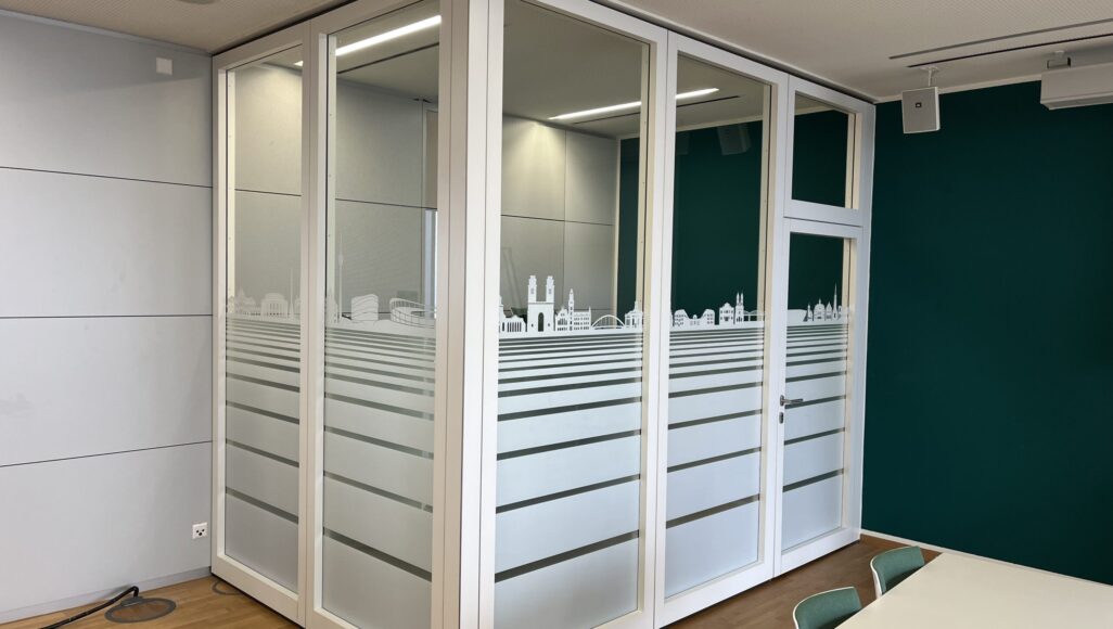 Die Kombination aus Streifendesign und einer Stadt-Silhouette. Hergestellt aus ContraSOL-Folien.