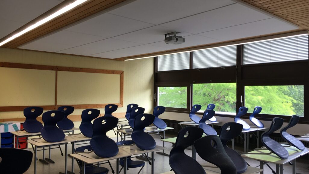 Absorber im Format 1.500 x 1000 mm, weiß, installiert in einem Klassenzimmer