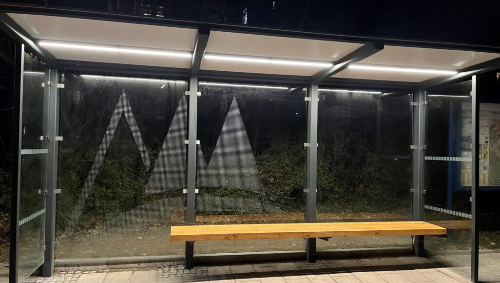 Das Gemeindelogo, geschnitten aus ContraSOL-Folie im "Punktdesign"