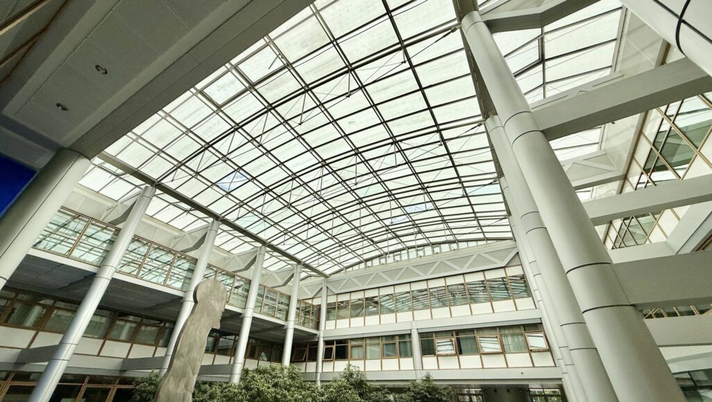 FiltraSOL auf 600 m² Glas im Atrium des Klinikum Stuttgart