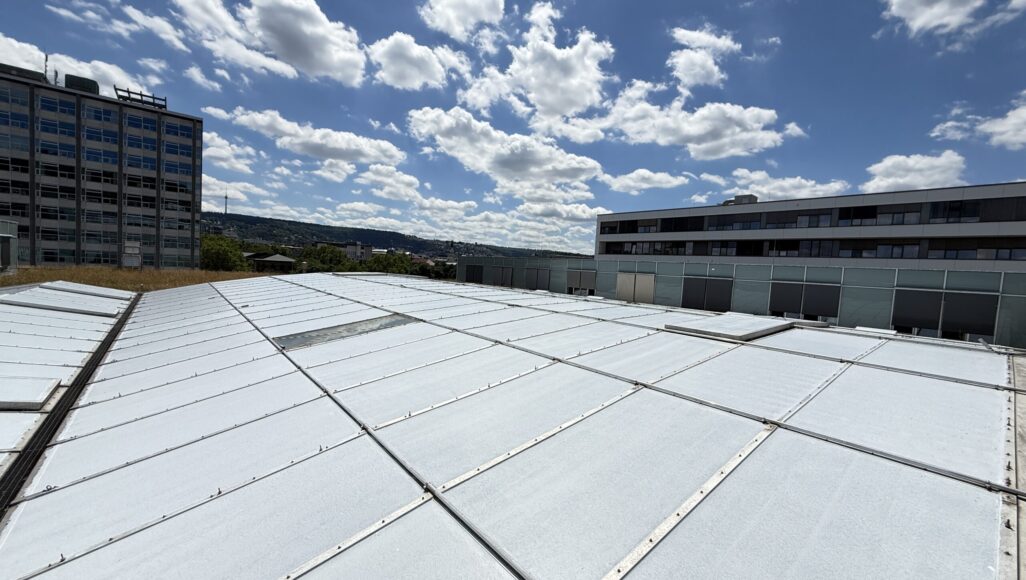 FiltraSOL auf den Dachfenstern des Klinikum Stuttgart. 600 m² wurden hier beschichtet.