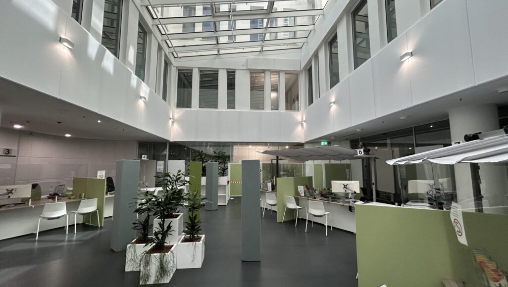 Großformatige Absorber, umlaufend an den Wandflächen dieses Kundecenters